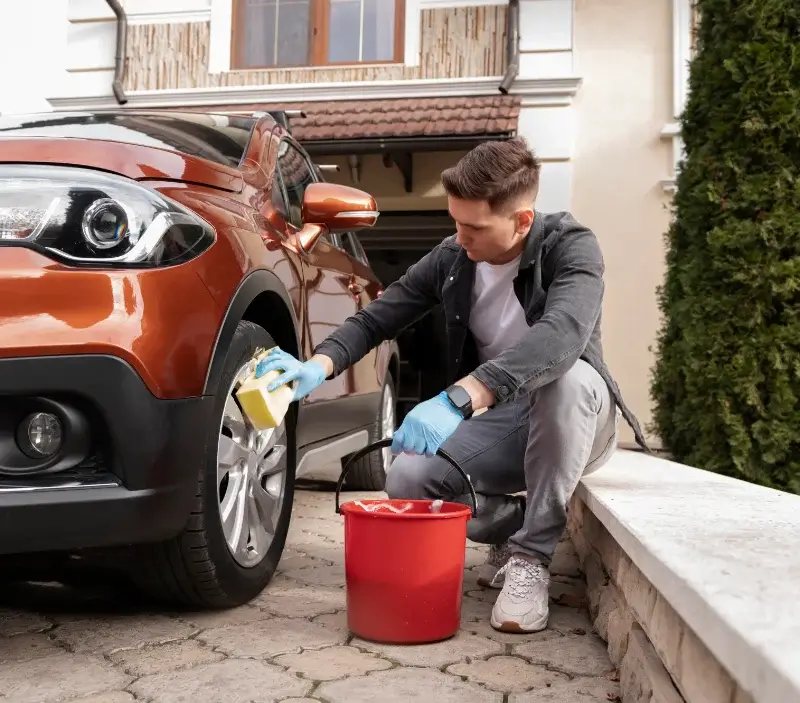 Lavage auto à domicile Périgneux : professionnel intervenant sur un véhicule